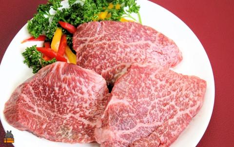 A5ランク THE鹿児島黒毛和牛赤身ステーキ 300g（100g×3） ( 鹿児島黒毛和牛 A5 牛肉 ビーフ 贅沢 極上 こだわり プレミアム 徳之島 鹿児島 幸せ 赤身 脂身 カミチク )