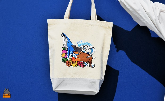 道の駅とくのしまオリジナルトートバック（アイボリー×グレー） ( バッグ カバン トートバック トートバッグ 綿 道の駅 道の駅とくのしま オリジナル ファッション 小物 アイテム 徳之島 奄美 鹿児島 うさぎ アマミノクロウサギ クジラ フルーツ 果物 マンゴー pokke104 pokkeさん )