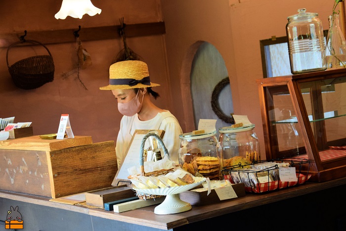 ～南の島の人気店～もたいみどり焼菓子店の黒糖マフィン（4個） ( 本物の黒砂糖　黒糖 ナッツ こだわり 洋菓子 ケーキ 焼菓子 南の島 徳之島 鹿児島 美味しい スイーツ 人気店 )