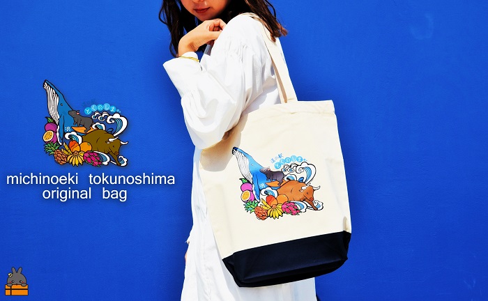 道の駅とくのしまオリジナルトートバック（アイボリー×ネイビー） ( バッグ カバン トートバック トートバッグ 綿 道の駅 道の駅とくのしま オリジナル ファッション 小物 アイテム 徳之島 奄美 鹿児島 うさぎ アマミノクロウサギ クジラ フルーツ 果物 マンゴー pokke104 pokkeさん )