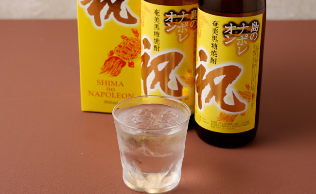 【鹿児島県天城町】奄美黒糖焼酎 島のナポレオン 祝いボトル 900ml×2本セット 黒糖 焼酎 酒 記念 祝い