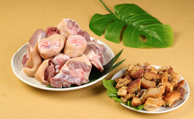 徳之島産 徳之島愛情たっぷり島豚Cセット【豚足 2.3kg・あんばかしぃ（油かす）400g】計2.7kg 鹿児島県 徳之島 豚肉 AE-23-N