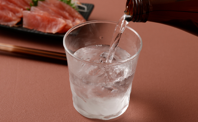 【鹿児島県天城町】奄美黒糖焼酎 島のナポレオン 祝いボトル 900ml×4本セット 黒糖 焼酎 酒 記念 祝い