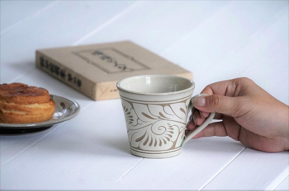 ＜受注生産品＞緑釉唐草白抜線彫 ( マグカップ小 × 1個 )