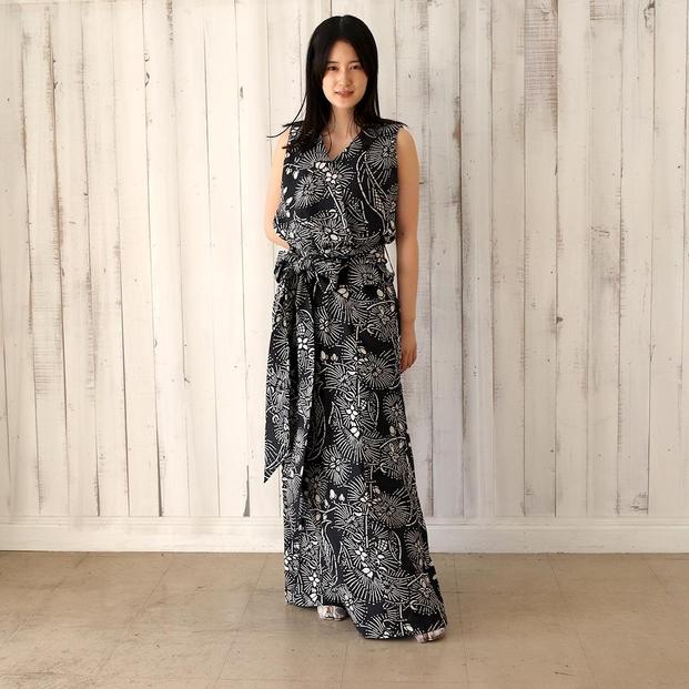 琉球紅型の柄生まれたモノトーン・カシュクールドレス（セミオーダー商品）