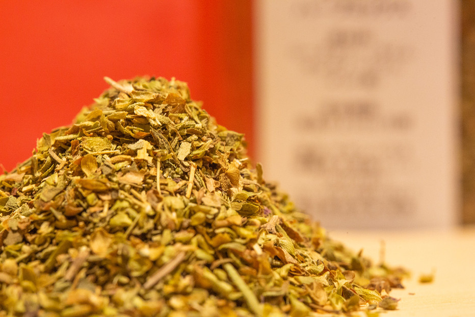 沖繩県産やんばる若鶏の丸焼き ハイグレードローストチキン ハーブ味&しおコショウ味 (2羽カット済み) ちょっとぜいたく チキンハウス 鶏肉 肉 にく 丸焼き 青森産ニンニク オリーブオイルを使用 ギフト お祝い パーティ 沖縄県 那覇市