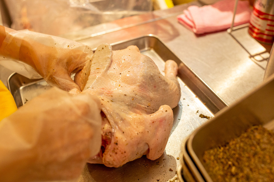 沖繩県産やんばる若鶏の丸焼き ハイグレードローストチキン ハーブ味 (1羽カット済み) ちょっとぜいたく チキンハウス 鶏肉 肉 にく 丸焼き 青森産ニンニク オリーブオイルを使用 ギフト お祝い パーティ 沖縄県 那覇市