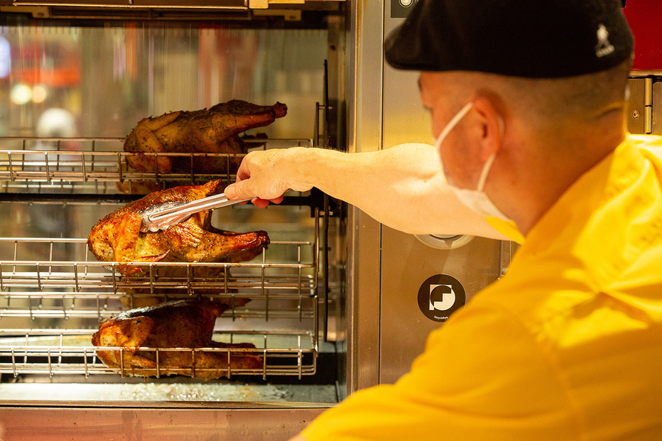 沖繩県産やんばる若鶏の丸焼き ハイグレードローストチキン しおコショウ味 (1羽カット済み) ちょっとぜいたく チキンハウス 鶏肉 肉 にく 丸焼き 青森産ニンニク オリーブオイルを使用 ギフト お祝い パーティ 沖縄県 那覇市