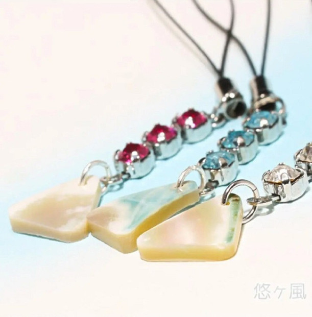 【緑】悠ヶ風の夜光貝＜3連ラインストーンストラップ＞