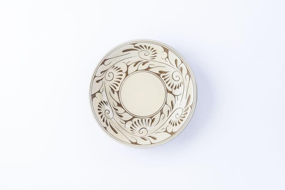 皿 ＜受注生産品＞白唐草線彫 ( 5寸皿 × 1枚 )