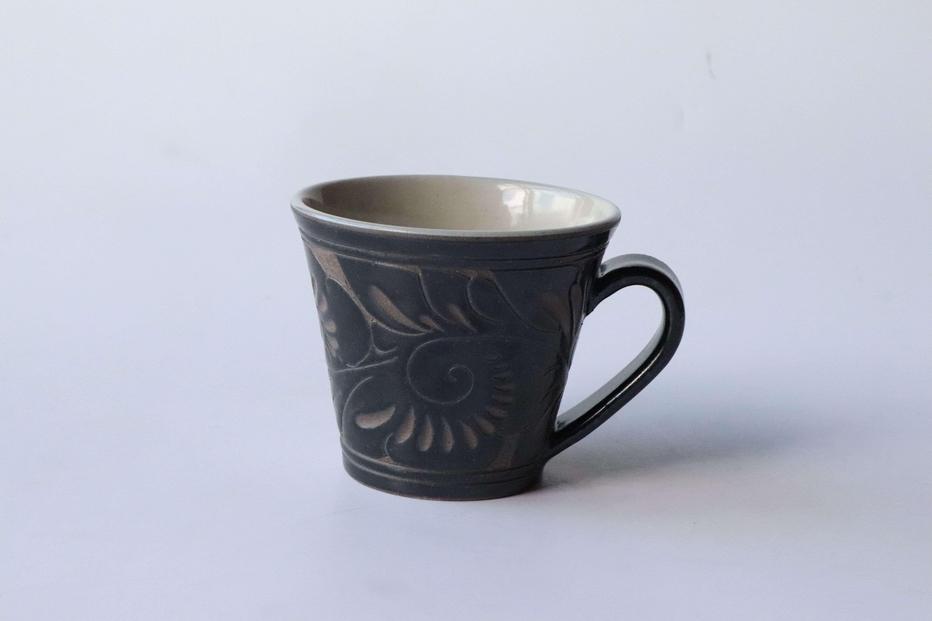 ＜受注生産品＞黒釉唐草線彫 ( マグカップ小 × 1個 )