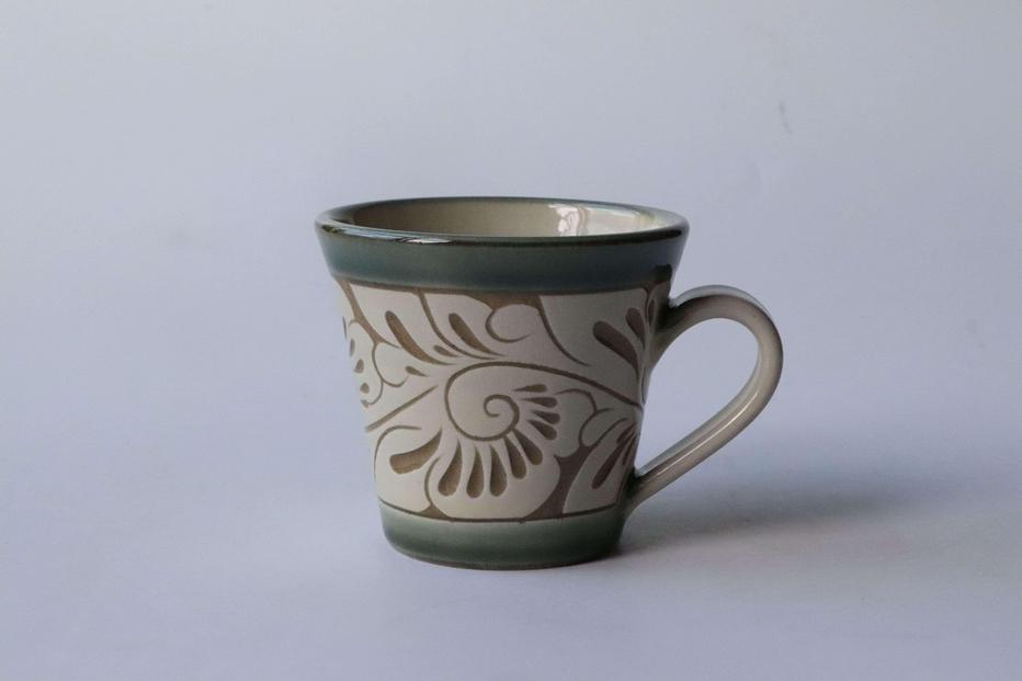 ＜受注生産品＞緑釉唐草白抜線彫 ( マグカップ小 × 1個 )