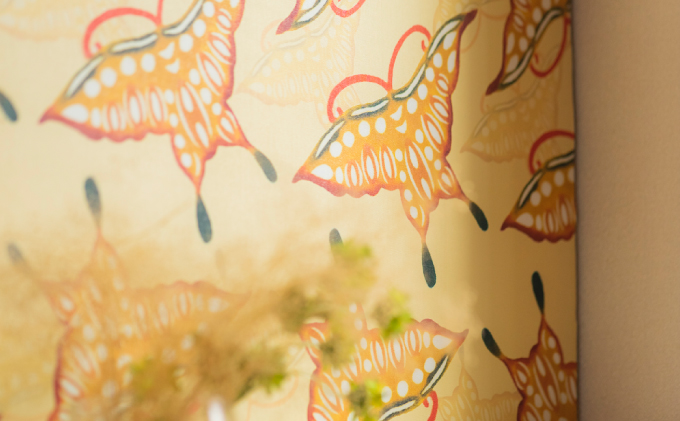 紅型壁紙 2m HABERU ハベル | 紅琉 BINRYU アラヤプランニング株式会社 | 沖縄 伝統工芸 びんがた 紅型 | 防炎 抗菌 壁紙 | テキスタイル インテリア モダン ナチュラル | 柄 ハベル