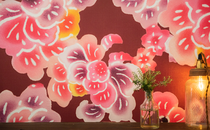 紅型壁紙 2m SOURIRE スーリール | 紅琉 BINRYU アラヤプランニング株式会社 | 沖縄 伝統工芸 びんがた 紅型 | 防炎 抗菌 壁紙 | テキスタイル インテリア モダン ナチュラル | 柄 花柄 スーリール