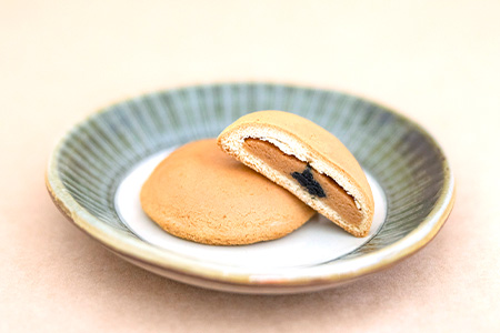 【沖縄の伝統菓子】琉球焼菓子 くんぺん 10個入×3箱(合計30個)【練り胡麻の香ばしさとコクのあるピーナツ餡】【お土産でも大人気】 KB-19-1