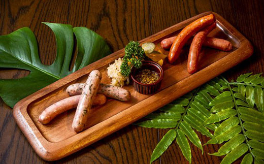 IB-19 石垣島ビール工房 自社製パストラミ300ｇと沖縄素材を使った手作りソーセージ3種セット〈月桃・モリンガ・もずく〉 