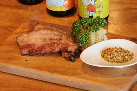 IB-17 石垣島ビール工房 自社製ベーコン500ｇと沖縄素材を使った手作りソーセージ3種セット〈月桃・モリンガ・もずく〉