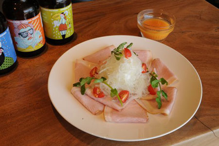 IB-18 石垣島ビール工房 自社製ロースハム500ｇと沖縄素材を使った手作りソーセージ3種セット〈月桃・モリンガ・もずく〉