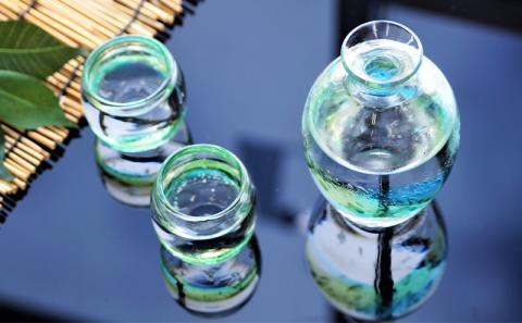 【ドルフィンバブル】　酒器セット（とっくり＆ぐい飲み） 名護市 ガラス 琉球ガラス 森のガラス館 伝統 工芸 やちむん コップ グラス セット プレゼント ギフト 贈答 贈り物 おすすめ 人気 工芸品 食器 お酒 泡盛