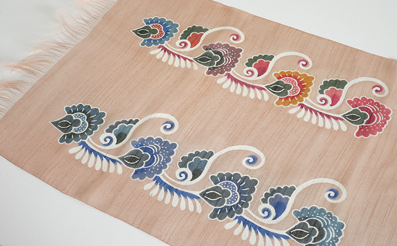 紅型ショール　インド唐草 ヒルギ【藤崎紅型工房】 伝統 工芸 名護 民芸 おみやげ 文化 びんがた 作品 沖縄 お土産 絹 染物 ギフト プレゼント 鮮やか 色合い 逸品 おすすめ 人気 贈答品