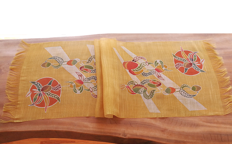 紅型ショール　マンゴー フクギ【藤崎紅型工房】 伝統 工芸 名護 民芸 おみやげ 文化 びんがた 作品 沖縄 お土産 絹 染物 ギフト プレゼント 鮮やか 色合い 逸品 おすすめ 人気 贈答品