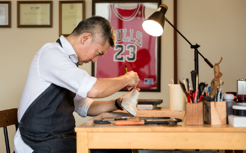 靴職人が作るオーダーメイド革ベルト（黒）　【靴工房カステッリーノ】 革 靴 オーダーメイド ハンドメイド ベルト 職人 工房 黒 くろ 革ベルト レザー ファッション 日用品 雑貨 イタリア 沖縄 オキナワ おきなわ 名護 ナゴ