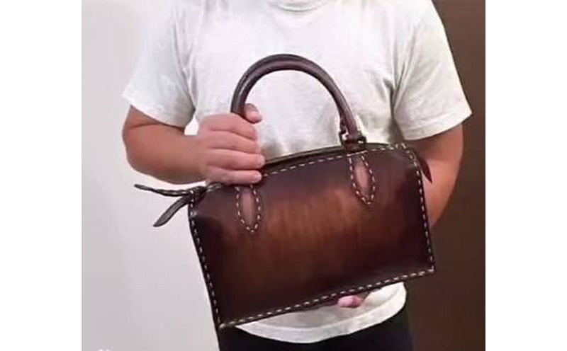 全工程手縫い　ヌメ革のレザーバッグ　【靴工房カステッリーノ】 革 ヌメ革 レザー バッグ 手縫い オーダーメイド ハンドメイド 工房 靴 職人 カバン レザーバッグ バック 革バッグ イタリア 沖縄 おきなわ オキナワ 名護 ナゴ