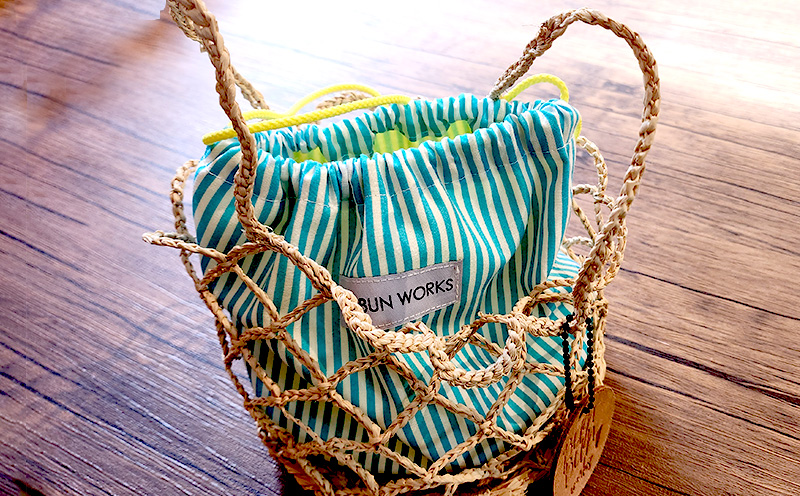 一つ一つ丁寧に手作業でつくったラフィアのカゴバック（布巾着付き） 名護 なご 沖縄 編み物 国産 厳選 インテリア ギフト こだわり 唯一無二 福祉施設 支援 工芸 ヤシ 繊維 おきなわ 籠 手作り ときめき おしゃれ