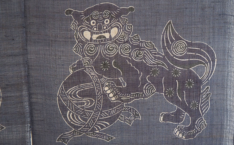 紅型暖簾　シーサー・藍地【藤崎紅型工房】