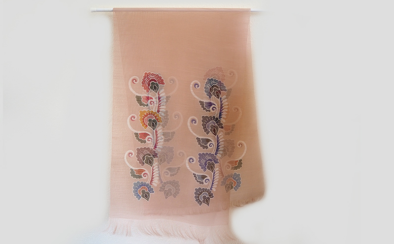 紅型ショール　インド唐草 ヒルギ【藤崎紅型工房】 伝統 工芸 名護 民芸 おみやげ 文化 びんがた 作品 沖縄 お土産 絹 染物 ギフト プレゼント 鮮やか 色合い 逸品 おすすめ 人気 贈答品