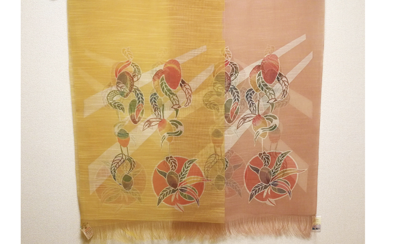 紅型ショール　マンゴー フクギ【藤崎紅型工房】 伝統 工芸 名護 民芸 おみやげ 文化 びんがた 作品 沖縄 お土産 絹 染物 ギフト プレゼント 鮮やか 色合い 逸品 おすすめ 人気 贈答品