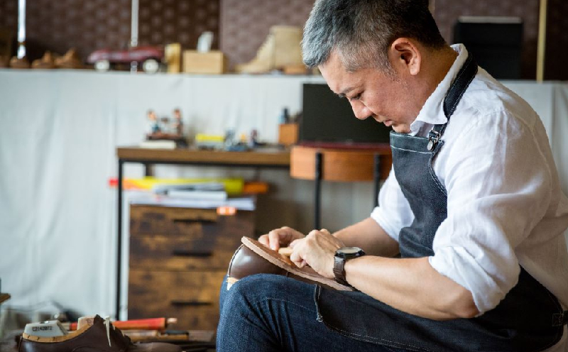 靴職人が作るオーダーメイド革ベルト（黒）　【靴工房カステッリーノ】 革 靴 オーダーメイド ハンドメイド ベルト 職人 工房 黒 くろ 革ベルト レザー ファッション 日用品 雑貨 イタリア 沖縄 オキナワ おきなわ 名護 ナゴ