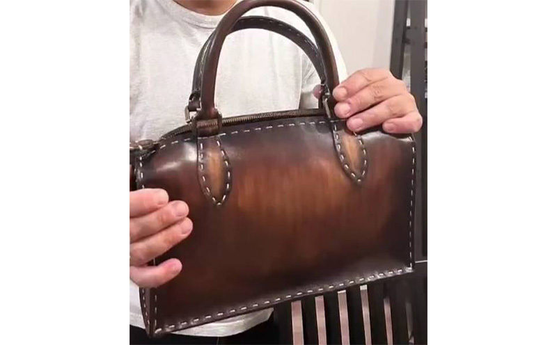 全工程手縫い　ヌメ革のレザーバッグ　【靴工房カステッリーノ】 革 ヌメ革 レザー バッグ 手縫い オーダーメイド ハンドメイド 工房 靴 職人 カバン レザーバッグ バック 革バッグ イタリア 沖縄 おきなわ オキナワ 名護 ナゴ