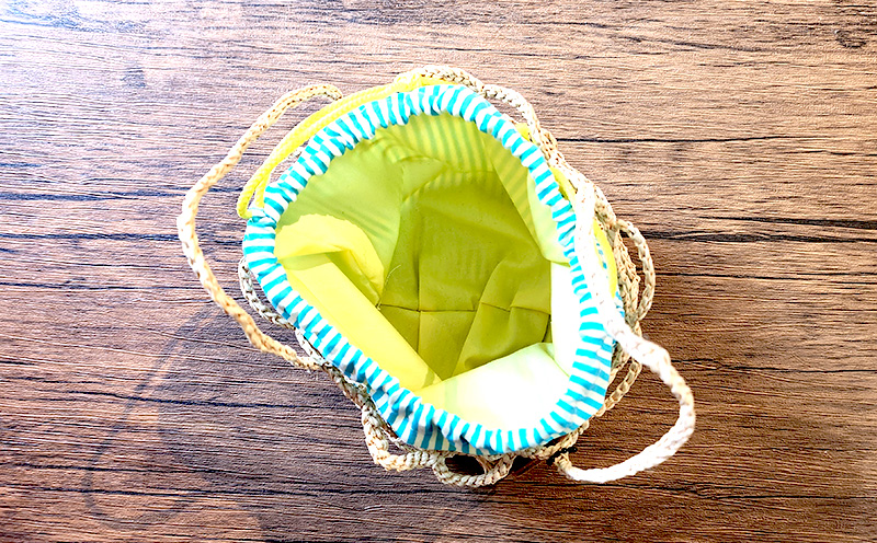 一つ一つ丁寧に手作業でつくったラフィアのカゴバック（布巾着付き） 名護 なご 沖縄 編み物 国産 厳選 インテリア ギフト こだわり 唯一無二 福祉施設 支援 工芸 ヤシ 繊維 おきなわ 籠 手作り ときめき おしゃれ