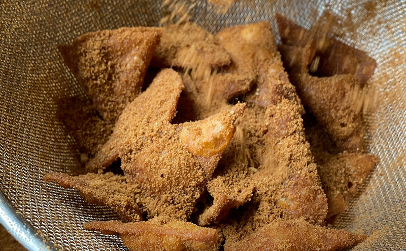 【SUNNY TACOS】黒糖シナモンチップス 440ｇ（110g × 4個） 沖縄県 おきなわ サニー タコス こだわり お菓子 手軽 子ども やみつき スナック おいしい 美味しい 人気 ご当地 名護市 なご 黒糖 おやつ 国産 県産