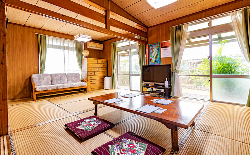 【羽地民泊 座喜味】宿泊券2泊（4名様）【朝食＆夕食付】 古民家 宿泊 チケット 宿泊券 観光地 ジャム作り 名護パイン園 民泊 アクティビティ 食事付き 朝食 夕食 体験 伝統 郷土料理 旅行 大自然 宿泊施設 沖縄 おすすめ