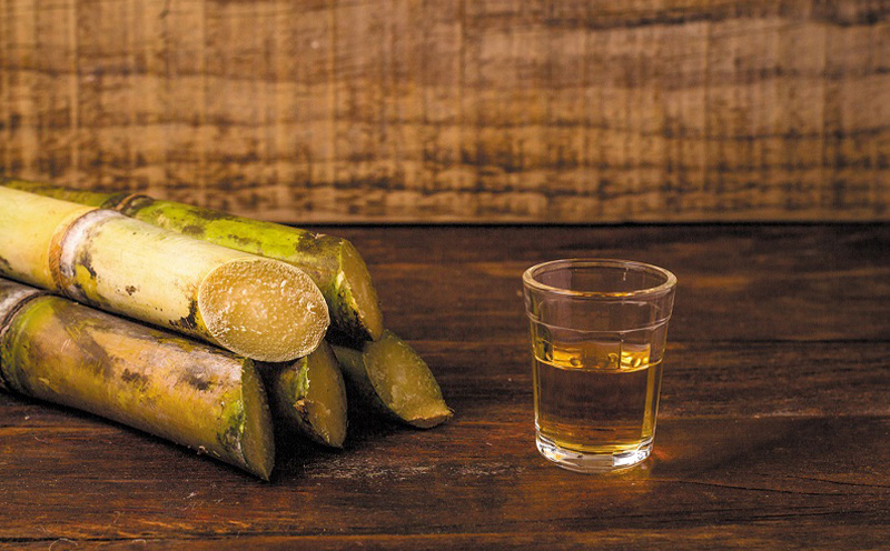 ヘリオス酒造★沖縄産黒糖100％★沖縄産ラム「ヘリオス酒造　黒糖酒(こくとうしゅ)」(DARKRUM）50度720ml【化粧箱入り】 ラム 酒 ラム酒 黒糖酒 洋酒 ギフト プレゼント 贈答用 お土産 香り クラフト 国産 沖縄県産 名護市 熟成 おすすめ オススメ 化粧箱 50度 樫樽