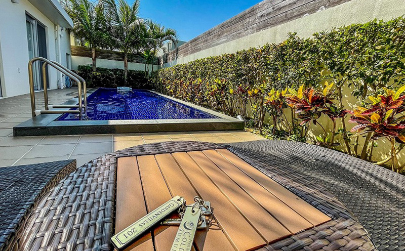 アーマンスイートヴィラ済井出１棟貸し（8名様まで）素泊り宿泊券＋『calm凪』屋我地島焼詰め合わせ2セット 宿泊 チケット 宿泊券 観光地 旅行 観光 宿泊施設 ヴィラ ファミリー 家族 カップル 友人 バカンス 贈り物 プレゼント 人気 おすすめ 沖縄 陶器 やちむん