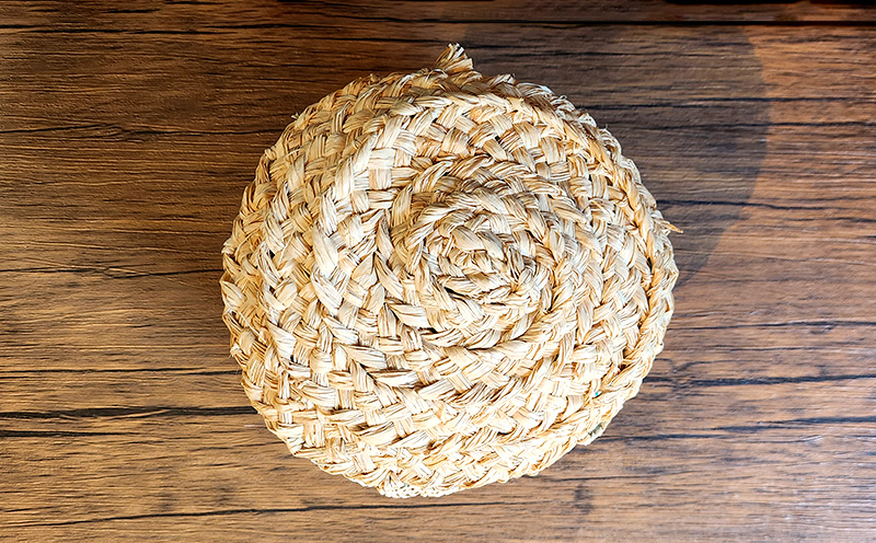 一つ一つ丁寧に手作業でつくったラフィアのカゴバック（布巾着付き） 名護 なご 沖縄 編み物 国産 厳選 インテリア ギフト こだわり 唯一無二 福祉施設 支援 工芸 ヤシ 繊維 おきなわ 籠 手作り ときめき おしゃれ