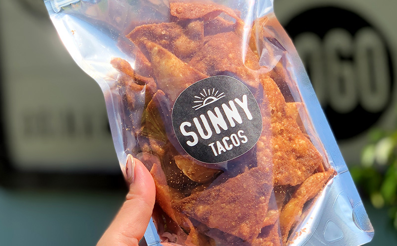 【SUNNY TACOS】黒糖シナモンチップス 5500ｇ (110g × 50個） 沖縄県 おきなわ 国産 県産 サニー タコス こだわり お菓子 手軽 子ども やみつき スナック おいしい 美味しい 人気 ご当地 名護市 なご 黒糖 おやつ