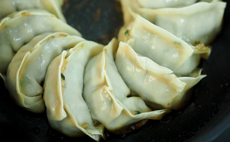 【餃子の河童軒】冷凍餃子14個入り×4パック 　 スタミナ 中華 ぎょうざ ギョウザ おかず ニンニク 手作り お供 ジューシー 旨味 グルメ 加工食品 なご お取り寄せ ご当地 沖縄 　送料無料 名護市 ふるさと納税