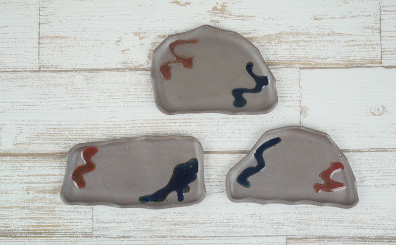 【やちむん丸勇陶房】変形小皿 5枚セット やちむん 小皿 キッチン用品 食器 焼き物 焼物 沖縄 お土産 ご当地 送料無料 名護市 ふるさと納税 なごし 伝統工芸品 伝統工芸 こざら しょっき おきなわ 陶芸 陶器