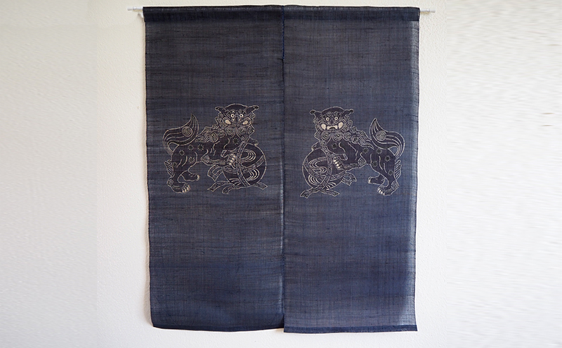 紅型暖簾　シーサー・藍地【藤崎紅型工房】