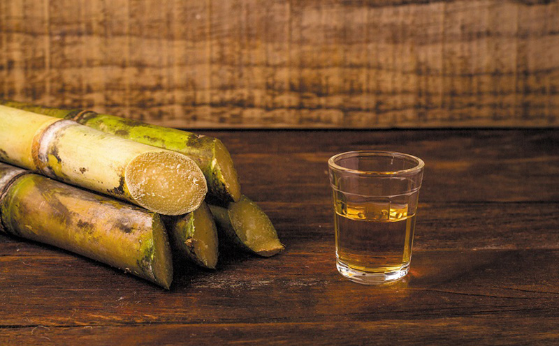 ヘリオス酒造【50年以上のロングセラーブランド】沖縄産さとうきび100％・沖縄ラム漬けハブ酒「うるま」40%720ml【化粧箱入り】