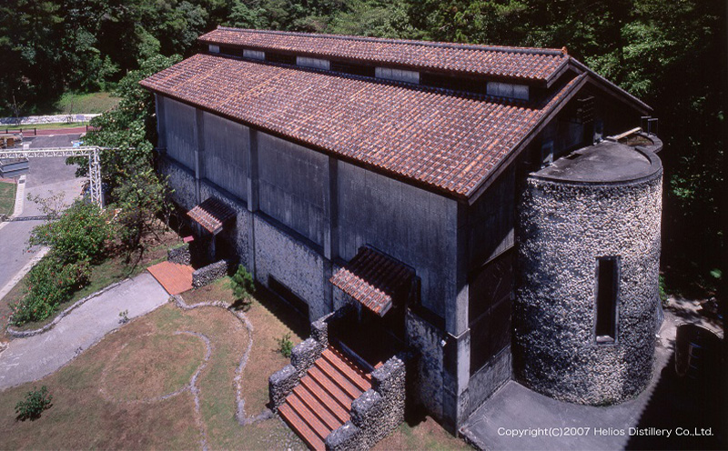 ヘリオス酒造　琉球泡盛　甕熟成五年古酒「主(ぬーし)」43度1800ml【化粧箱入り】