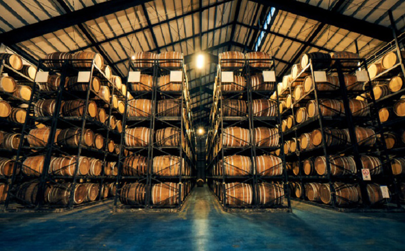 ヘリオス酒造★沖縄産黒糖100％★沖縄産ラム「ヘリオス酒造　黒糖酒(こくとうしゅ)」(DARKRUM）50度720ml【化粧箱入り】 ラム 酒 ラム酒 黒糖酒 洋酒 ギフト プレゼント 贈答用 お土産 香り クラフト 国産 沖縄県産 名護市 熟成 おすすめ オススメ 化粧箱 50度 樫樽