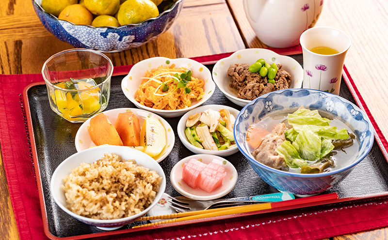 【羽地民泊 座喜味】宿泊券2泊（4名様）【朝食＆夕食付】 古民家 宿泊 チケット 宿泊券 観光地 ジャム作り 名護パイン園 民泊 アクティビティ 食事付き 朝食 夕食 体験 伝統 郷土料理 旅行 大自然 宿泊施設 沖縄 おすすめ