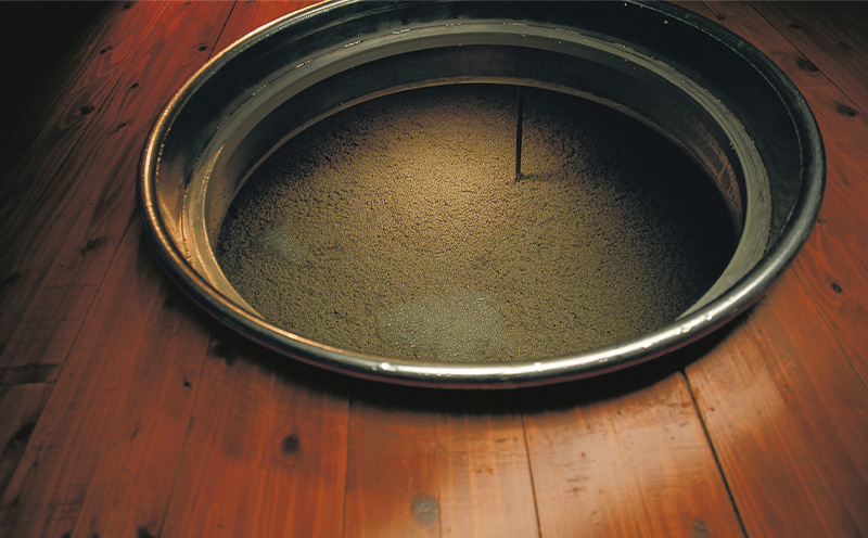 ヘリオス酒造　甕入り・琉球泡盛「しゅろ縄巻壷　寿(ことぶき)」43度　1800ml