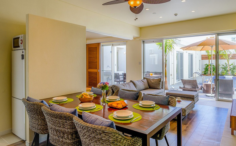 アーマンスイートヴィラ済井出　１棟貸し（8名様まで）素泊り宿泊券＋『calm凪』屋我地島焼詰め合わせ4セット 宿泊 チケット 宿泊券 観光地 旅行 観光 宿泊施設 ヴィラ ファミリー 家族 カップル 友人 バカンス 贈り物 プレゼント 人気 おすすめ 沖縄 陶器 やちむん