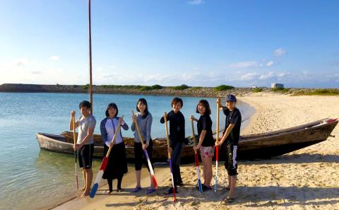 沖縄の海風を体感できる「伝統漁船 帆掛けサバニ体験」（1名～6名）